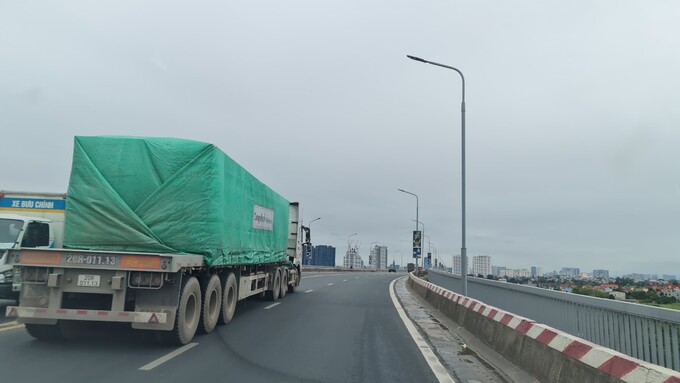 Thời gian gần đây, cây cầu Thăng Long nằm trên đường trục đường Vành đai 3, lưu lượng xe tải hạng nặng như các dòng xe: Howo, Dongfeng, xe đầu kéo, rơmoóc…chở vật liệu xây dựng “thưa thớt” bất thường.