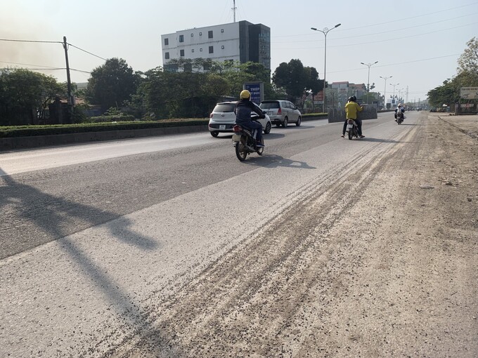 Dấu vết mặt đường hư hỏng xuất hiện trải dài và dọc theo tuyến đường thuộc dự án BOT Quốc lộ 2 Nội Bài – Vĩnh Yên