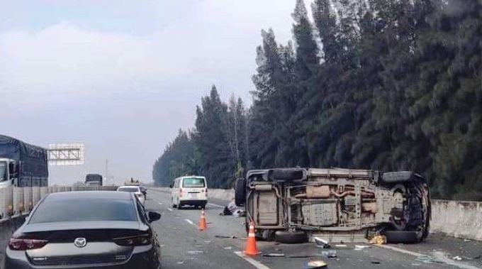 Chiếc xe chở Phó chủ tịch UBND TP.Hồ Chí Minh Lê Hòa Bình nổ lốp và lật trên cao tốc