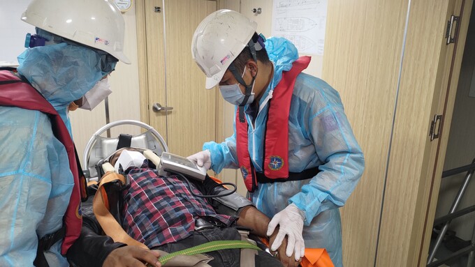 Lực lượng cứu nạn và tổ y tế tiếp cận và áp dụng các biện pháp sơ cấp cứu ban đầu cho thuyền viên