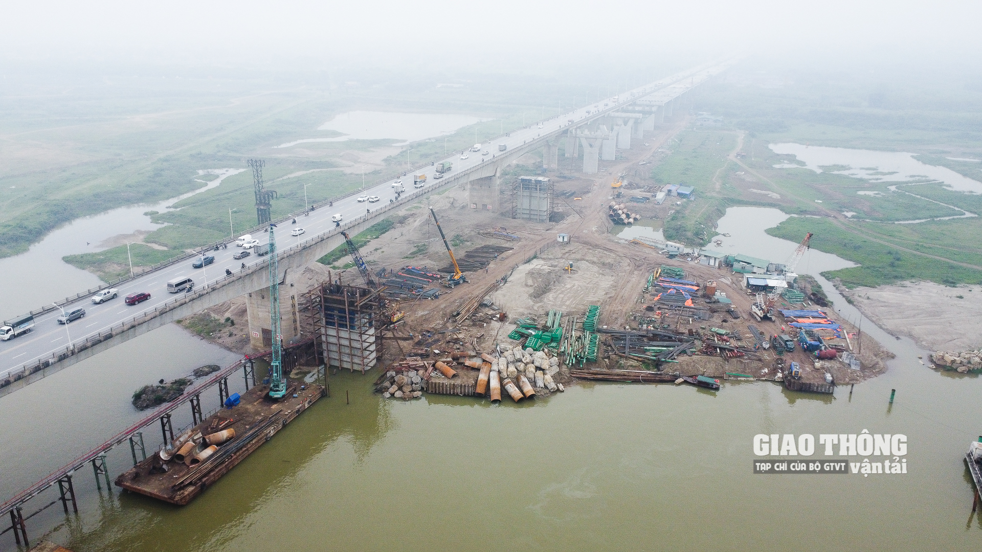 Khu vực bãi gia công vật liệu của nhà thầu Trung Chính đặt tại bờ phía quận Long Biên