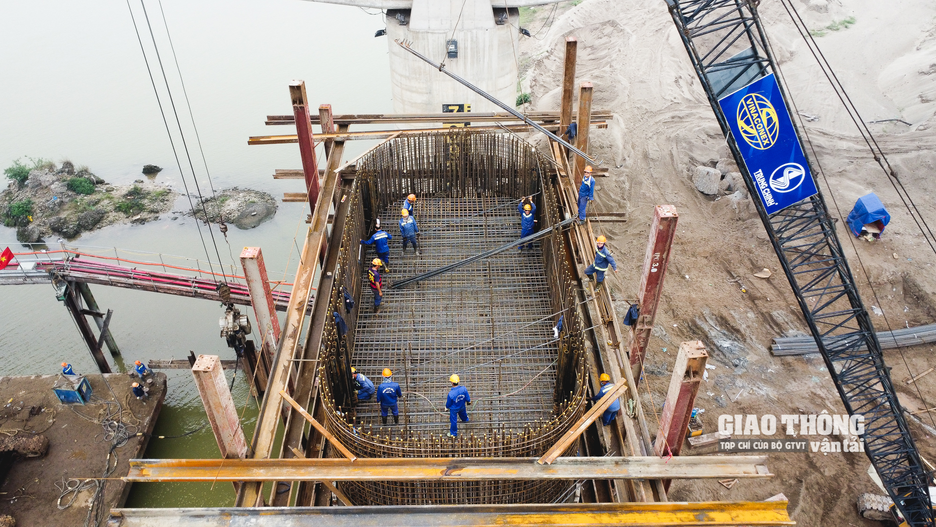 Gói thầu XL1: Xây dựng cầu chính vượt dòng chủ  bao gồm cả đường công vụ, cầu phao, mố nhô phục vụ thi công là gói thầu lớn và quan trọng nhất của dự án do hai nhà thầu mạnh có uy tín và năng lực hàng đầu trong lĩnh vực xây dựng cầu đường tại Việt Nam là Tổng công ty CP Xuất nhập khẩu và xây dựng Việt Nam (Vinaconex) và Công ty TNHH Thương mại và Xây dựng Trung Chính đảm nhiệm thi công.