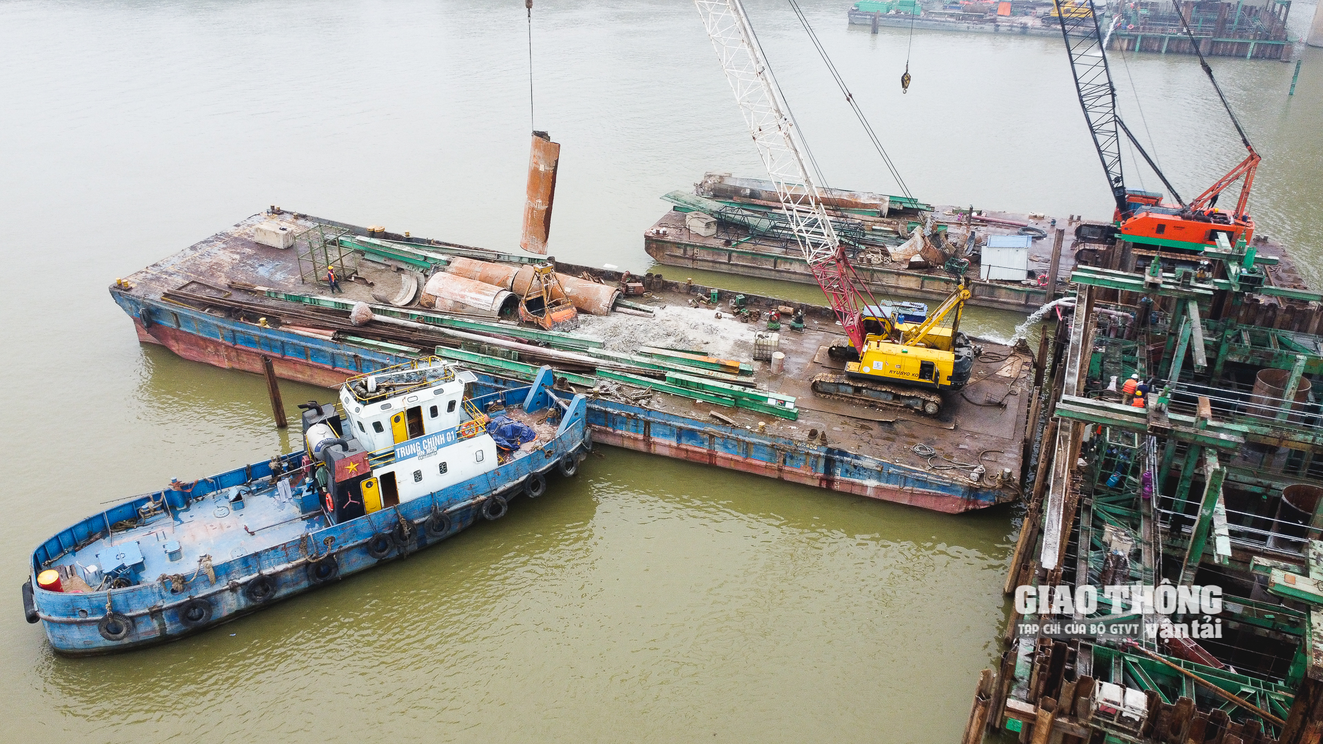 Để đáp ứng tiến độ của dự án và gói thầu XL01, liên danh nhà thầu Vinaconex - Trung Chính đang tập trung tối đa máy móc, thiết bị, nhân lực thi công các trụ cầu giữa sông, đảm bảo vượt lũ tiểu mãn trên sông Hồng (dự kiến vào cuối tháng 5/2022).