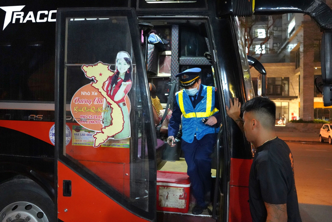 Thanh tra Sở GTVT Hà Nội tăng cường công tác kiểm tra, xử lý xe khách vi phạm tại khu đô thị Pháp Vân - Tứ Hiệp.