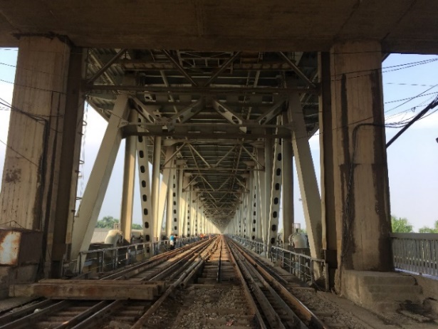 Đường sắt bên trong lòng cầu