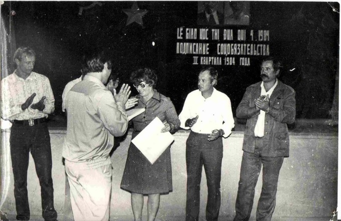 Bà Sakharova trong lễ giao ước thi đua năm 1984 (ảnh st trên nppskmost.ru)