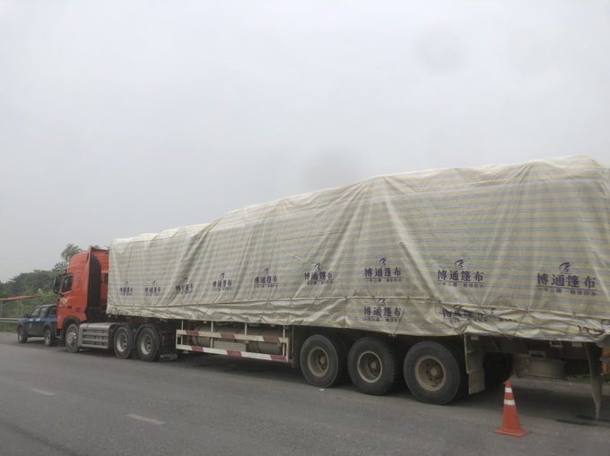 Chiếc xe tải chở phân bón bị lực lượng TTGT Hà Nội phát hiện bắt giữ trên QL2.