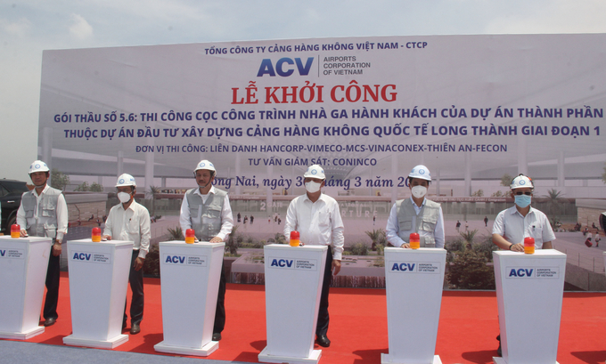 Các đại biểu nhấn nút khởi công gói thầu số 5.6 thi công cọc công trình nhà ga hành khách sân bay Long Thành