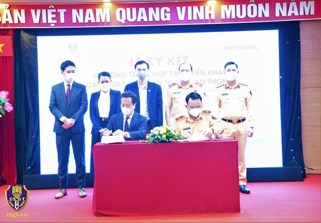 Lễ ký kết giữa đại diện Công ty Honda Việt Nam và Cục CSGT 