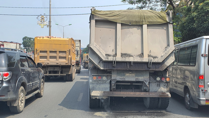 Phương tiện này vừa đi vừa để nước chảy thải trên thùng xe chảy ra đường gây trơn trượt cho các phương tiện lưu thông phía sau.