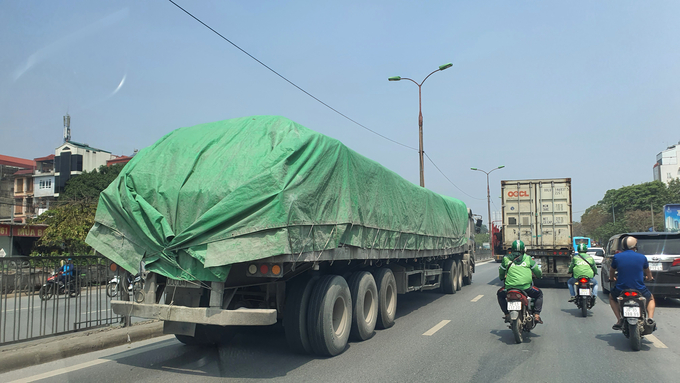 Nhiều xe đầu kéo, xe tải chở xi măng có dấu hiệu quá tải đi từ Hà Nam về trung tâm Hà Nội.