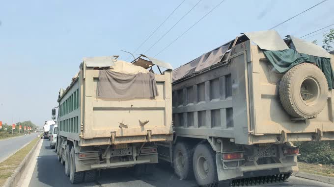 Ảnh minh hòa: Đoàn xe tải hoạt động nhộn nhịp trên quốc lộ 1 đoạn gần nhà máy xi măng Xuân Thành huyện Thanh Liêm, tỉnh Hà Nam