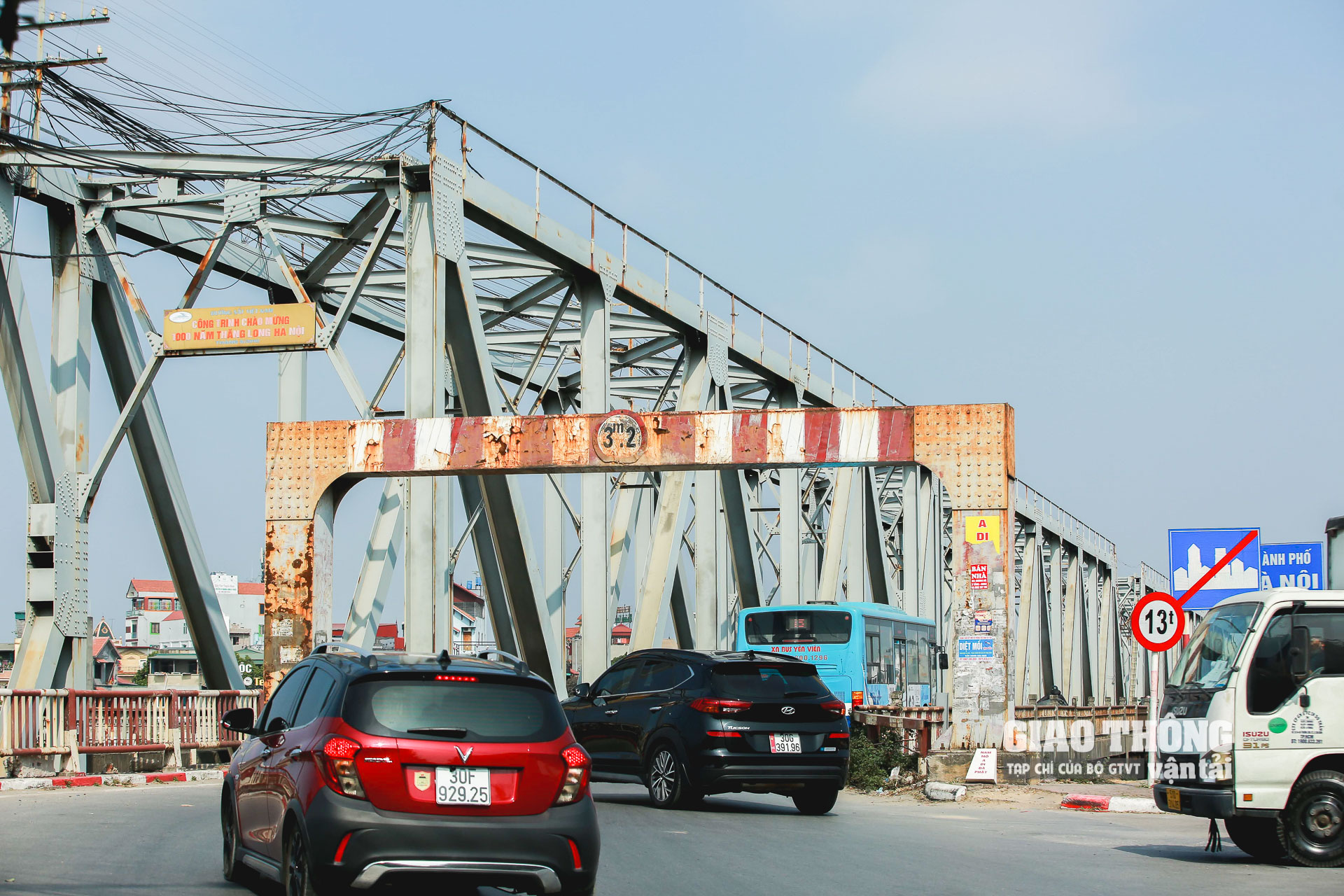 Ghi nhận của phóng viên Tạp chí Giao thông vận tải trong nhiều ngày từ cuối năm 2021 đến nay, cầu Đuống nối quận Long Biên và huyện Gia Lâm, TP Hà Nội đang đang ngày càng xuống cấp nghiêm trọng nhưng vẫn ngày đêm “còng lưng” gánh lượng phương tiện đông đúc.