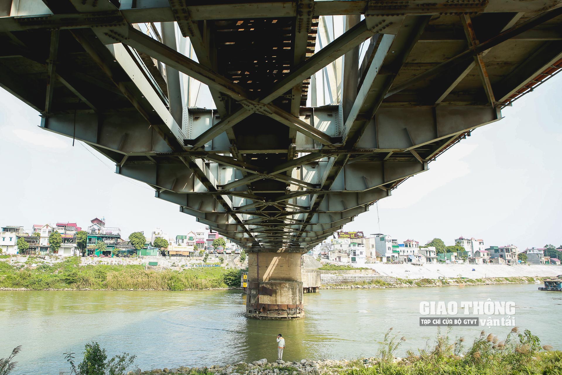 Lý giải về những điểm xuống cấp vẫn hiện hữu nhiều tháng nay trên cầu Đuống, Công ty Hà Hải cho biết, vốn duy tu cầu Đuống chủ yếu dành cho bảo trì đường sắt, trong khi vốn cho đường bộ không đáng kể nên phải cân đối, chỉ còn cách “hỏng đâu sửa đấy”.