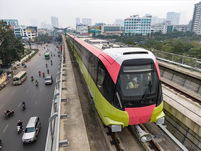 Dự án đường sắt đô thị tuyến Nhổn - ga Hà Nội có chiều dài 12,5km, trong đó 8,5km đi trên cao từ Ngã tư Nhổn đến Cầu Giấy. Đến nay dự án đã hoàn thành thi công kết cấu đoạn trên cao, đang chạy thử nghiệm đoàn tàu và dự kiến đưa vào khai, thác vận hành vào cuối năm 2022.