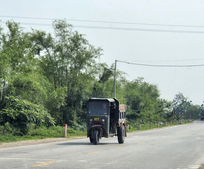 Mặc dù đã bị cấm từ ngày 1/1/2008 nhưng hiện nay những chiếc xe công nông tự chế vẫn hoạt động trái phép gây mất ATGT tại huyện Văn Giang (Hưng Yên).