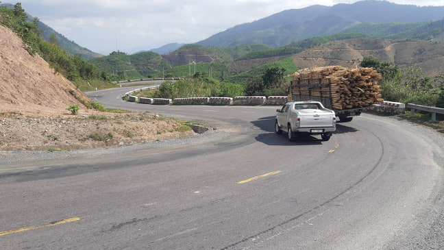 Quốc lộ 26 nối Đắk Lắk - Khánh Hòa hiện nhỏ hẹp, quanh co, xuống cấp, không đáp ứng được nhu cầu đi lại, phát triển kinh tế của các địa phương có tuyến đi qua