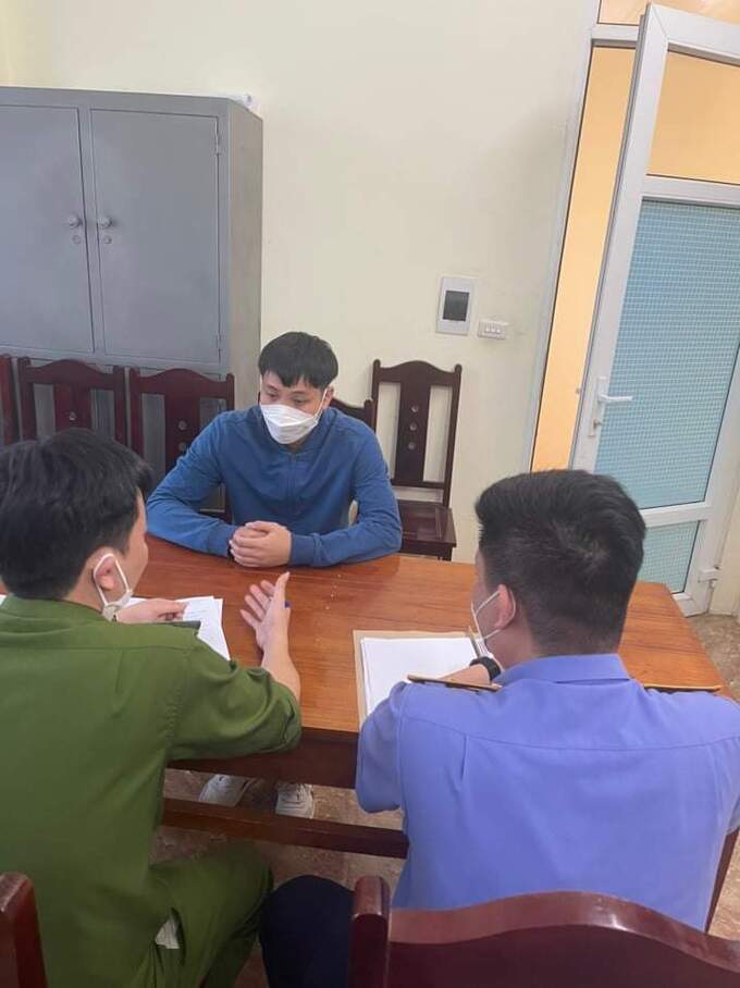 Cơ quan chức năng tống đạt quyết định khởi tố, bắt giam Nguyễn Văn Hưng.