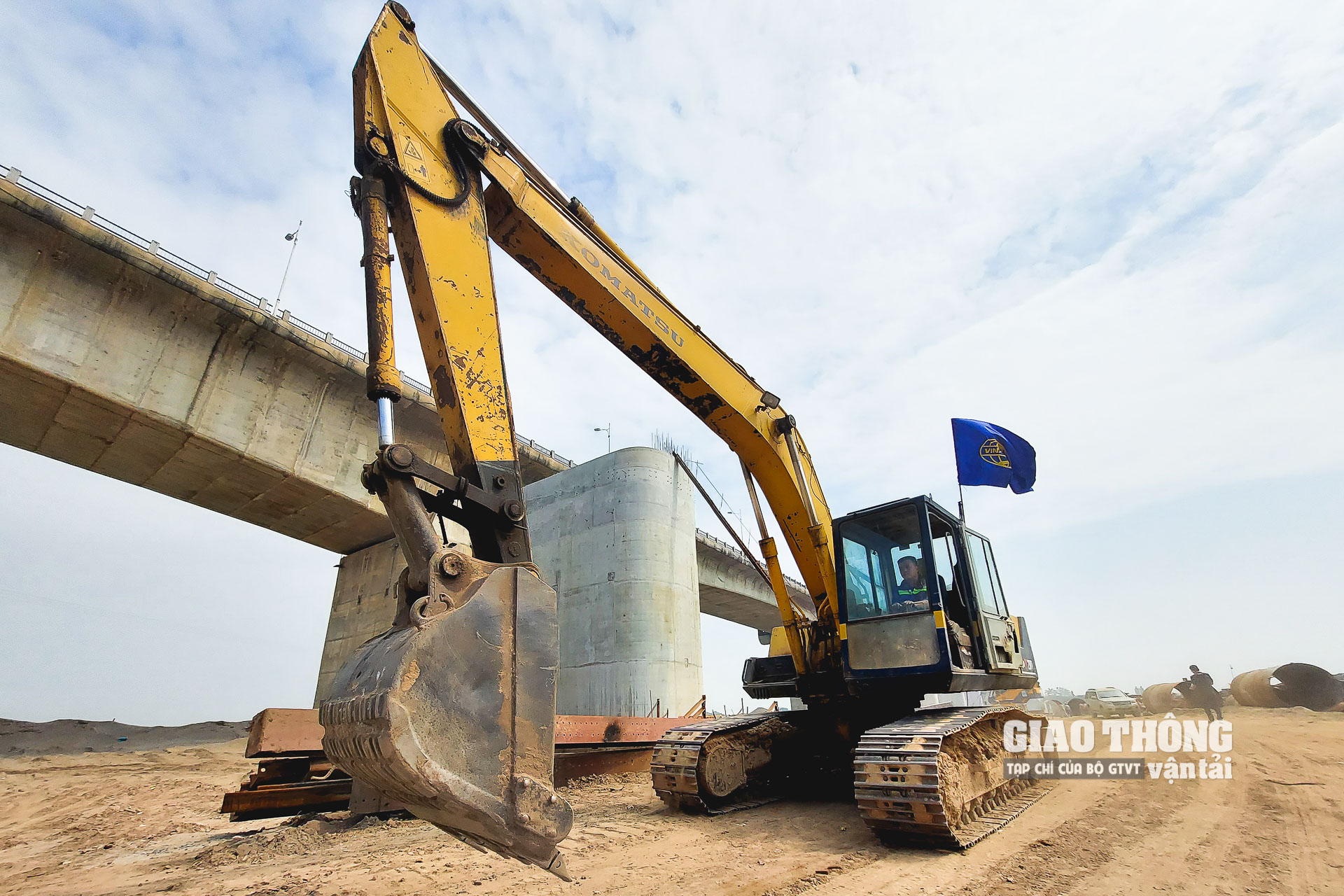 Ngoài gói thầu XL1, Vinaconex còn đảm nhiệm thi công tại gói thầu XL05 của dự án cầu Vĩnh Tuy 2: Thi công xây dựng cầu dẫn và đường dẫn phía Long Biên. Sản lượng của gói thầu XL05 hiện đạt hơn 90%, vượt tiến độ so với kế hoạch của chủ đầu tư.