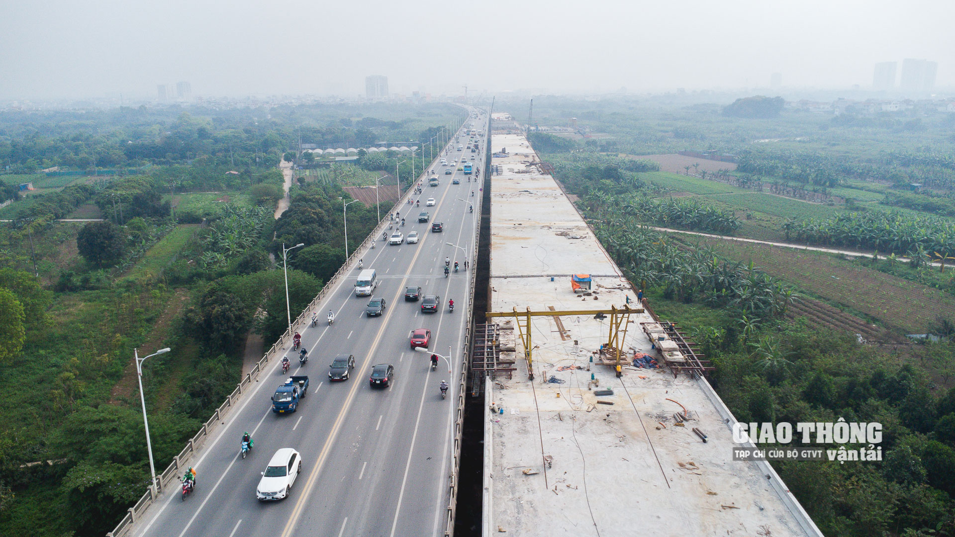 Dự án xây dựng cầu Vĩnh Tuy 2 có tổng mức đầu tư hơn 2.500 tỷ đồng, do UBND TP.Hà Nội làm chủ đầu tư. Cầu được xây dựng ở phía hạ lưu, nằm song song cầu Vĩnh Tuy hiện hữu, mép cầu cách mép cầu cũ 2m, tim cầu Vĩnh Tuy 2 cách tim cầu Vĩnh Tuy 1 về phía hạ lưu sông Hồng 21,25m.