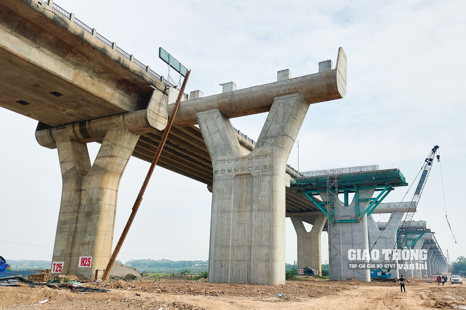 Cầu Vĩnh Tuy 2 có hình dáng tương tự cầu Vĩnh Tuy 1. Dự án xây dựng cầu Vĩnh Tuy 2 có tổng chiều dài và đường dẫn hơn 3,4km, mặt cắt ngang 19,25m (4 làn xe), chiều cao tĩnh không 11m.
