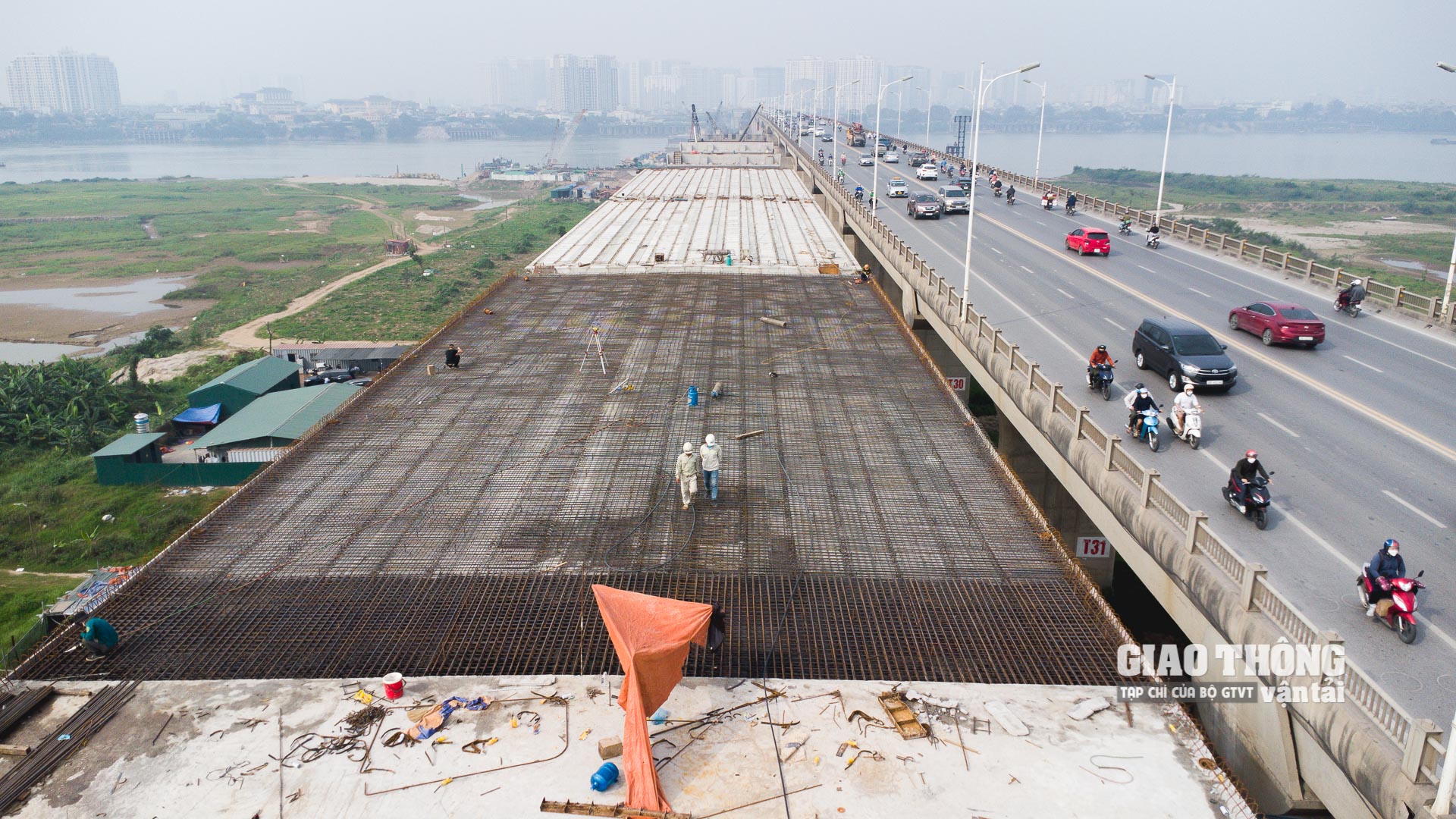 Gói thầu XL1: Xây dựng cầu chính vượt dòng chủ bao gồm cả đường công vụ, cầu phao, mố nhô phục vụ thi công của dự án cầu Vĩnh Tuy 2 được khởi công ngày 10/6/2021, tiến độ hoàn thành trong 24 tháng. Đây là gói thầu có quy mô lớn và quan trọng nhất của dự án.