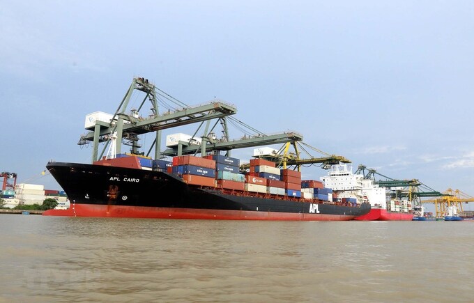 Bốc dỡ hàng hóa tại cảng Cát Lái, TP.HCM 