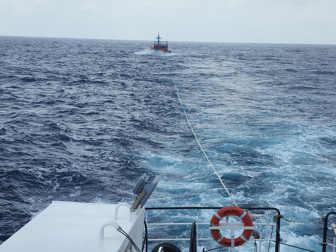 Tàu tìm kiếm cứu nạn tiếp cận và hỗ trợ tàu cá bị hỏng máy