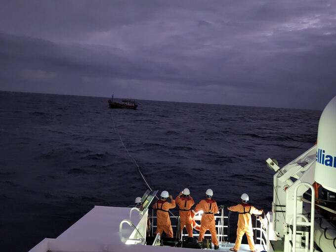 Lực lượng cứu nạn hàng hải thực hiện các biện pháp chống chìm cho tàu QNg 90610 TS và triển khai công tác hỗ trợ lai dắt để bảo toàn tài sản cho người dân