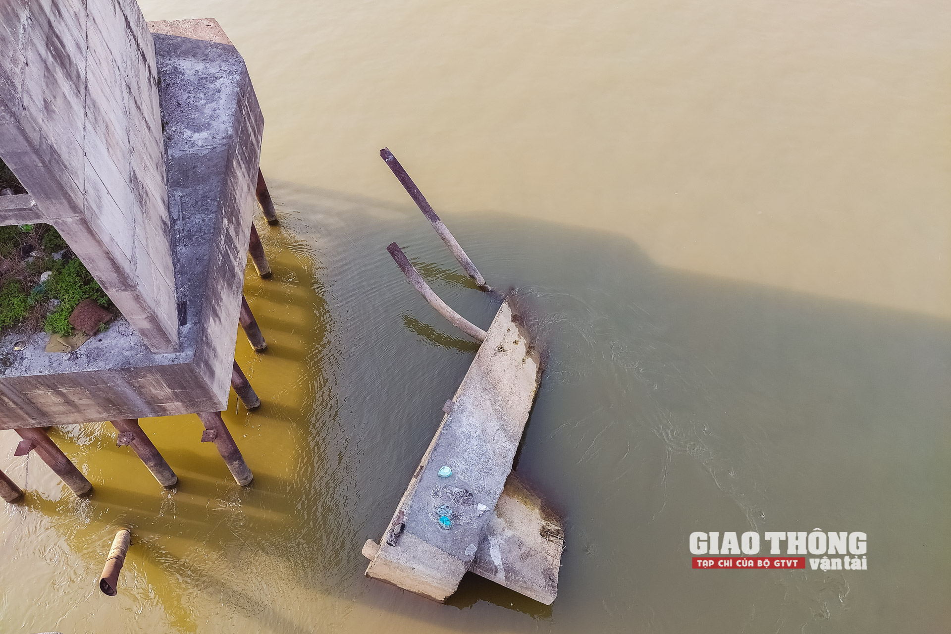 Một trụ chống va bị tàu thủy đâm đổ vẫn kẹt trên sông