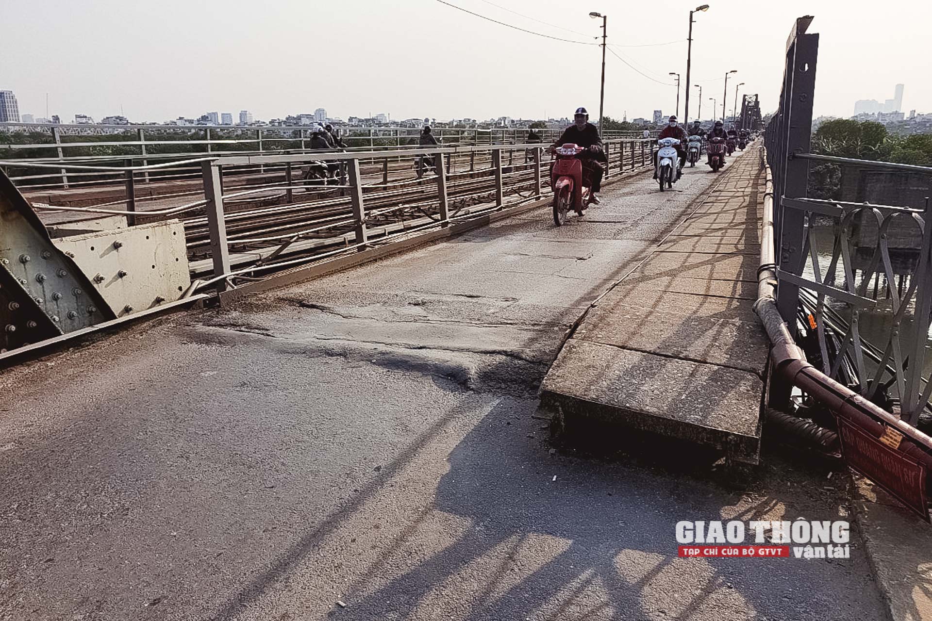 Trên cầu Long Biên, nhiều hạng mục xuống cấp, điển hình như rất nhiều điểm mặt đường bộ bong tróc, lồi lõm.