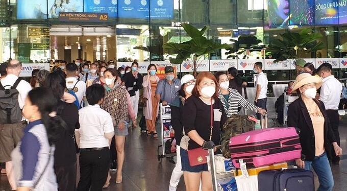 Hành khách từ các tỉnh, thành đổ về sân bay Tân Sơn Nhất trưa 11/4. Ảnh: Tuấn Kiệt