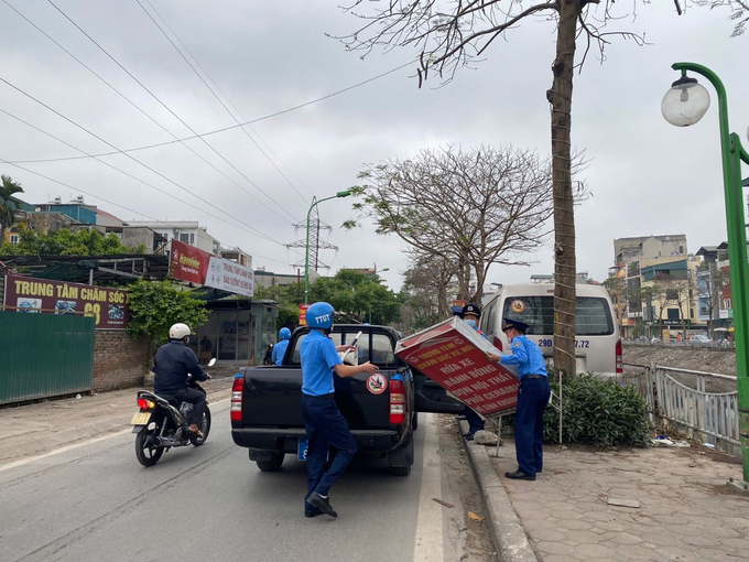Thanh tra giao thông Hà Nội đã kiểm tra, xử lý vi phạm lấn chiếm lòng đường, vỉa hè trước dịp 30/4 và 1/5 trên địa bàn thành phố.