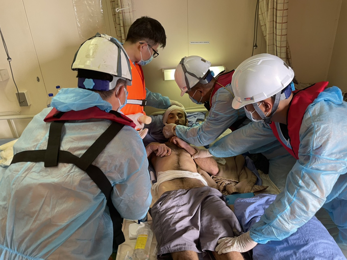 Lực lượng cứu nạn, y tế thực hiện các biện pháp sơ cứu ban đầu cho thuyền viên bị thương