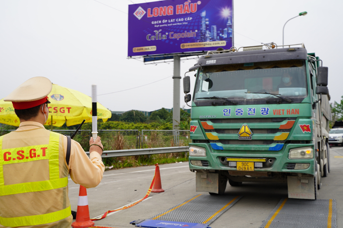 Lực lượng CSGT kiểm tra, xử lý xe quá tải trên cao tốc Pháp Vân - Cầu Giẽ.