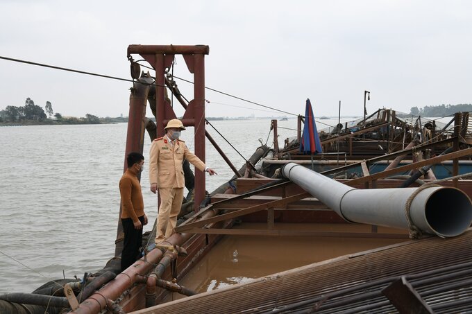 CSGT đường thủy bắt giữ tàu khai thác cát trái phép trên sông Hồng. 