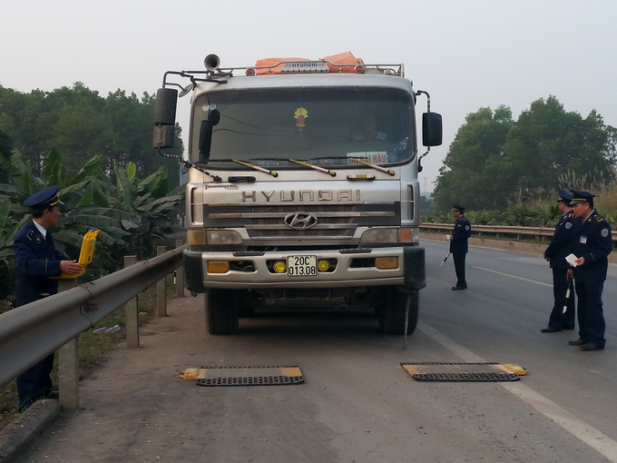 Sử dụng cân xách tay kiểm tra phương tiện trên QL3, tỉnh Thái Nguyên