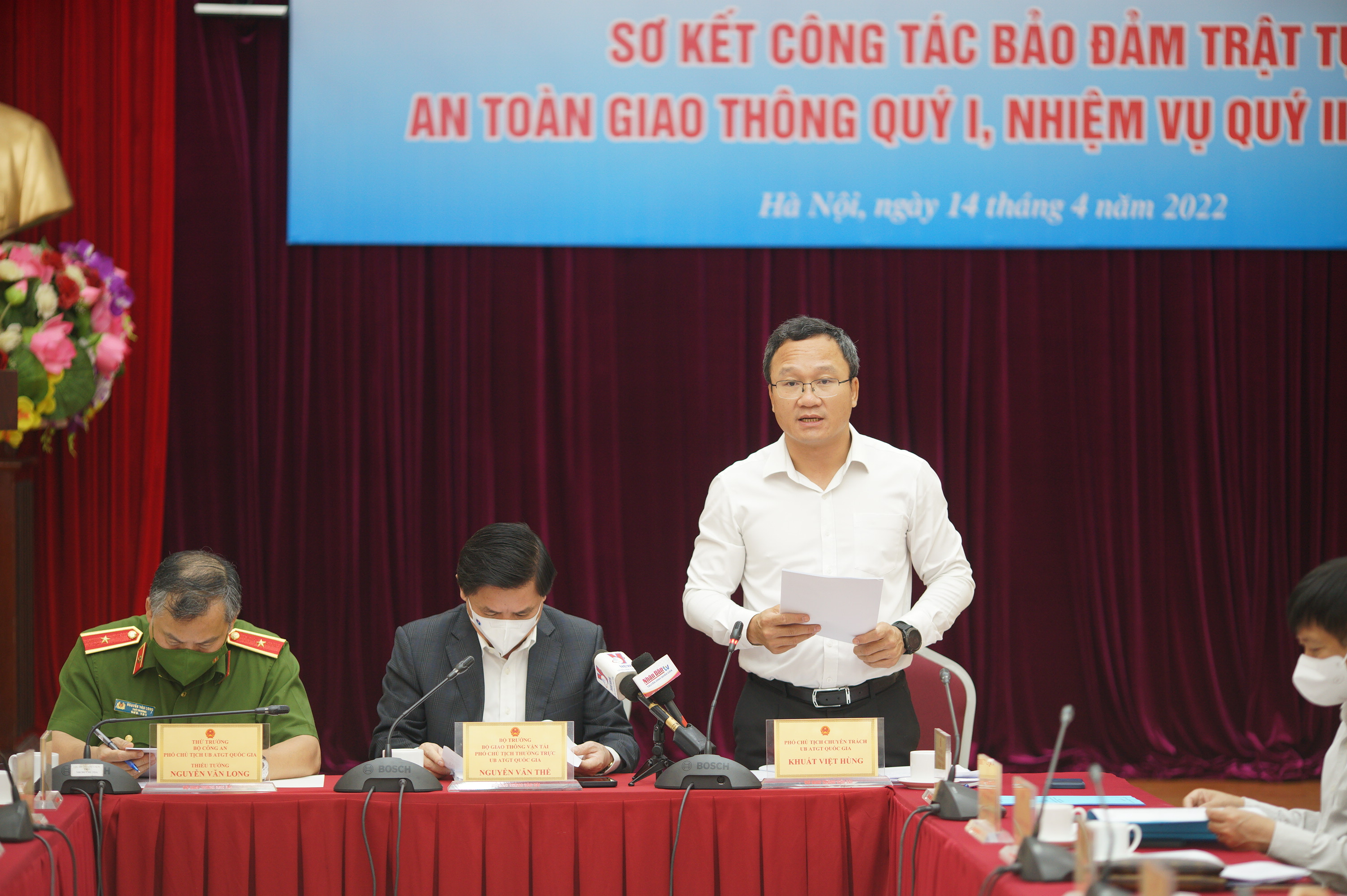 Phó Chủ tịch chuyên trách Ủy ban ATGT Quốc gia Khuất Việt Hùng báo cáo tại hội nghị