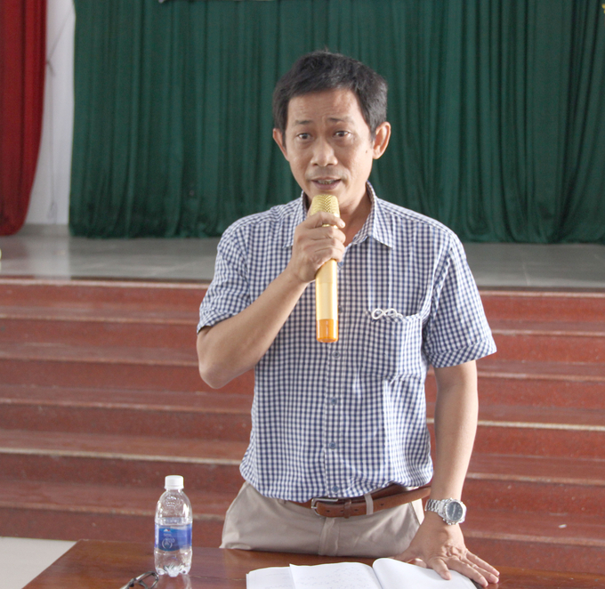 Ông Nguyễn Hậu Giang - Phó phòng Nghiệp vụ, Chi cục Thủy sản (Sở Nông nghiệp và Phát triển nông thôn tỉnh Đồng Nai) giải đáp những thắc mắc của các hộ dân