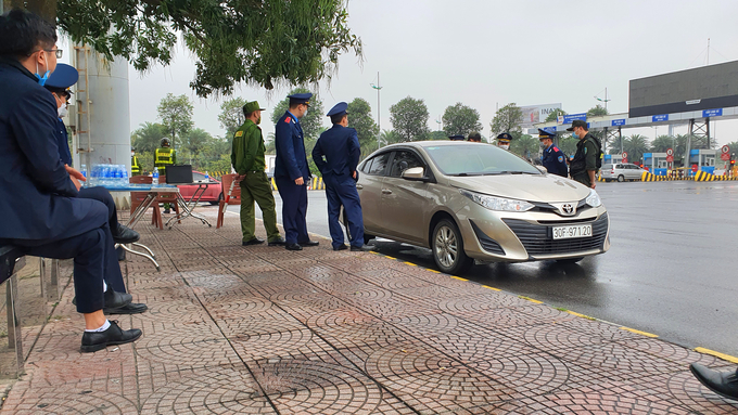Lực lượng liên ngành do Thanh tra Sở GTVT Hà Nội chủ trì kiểm tra các xe hợp đồng vi phạm tại Cảng HKQT Nội Bài.
