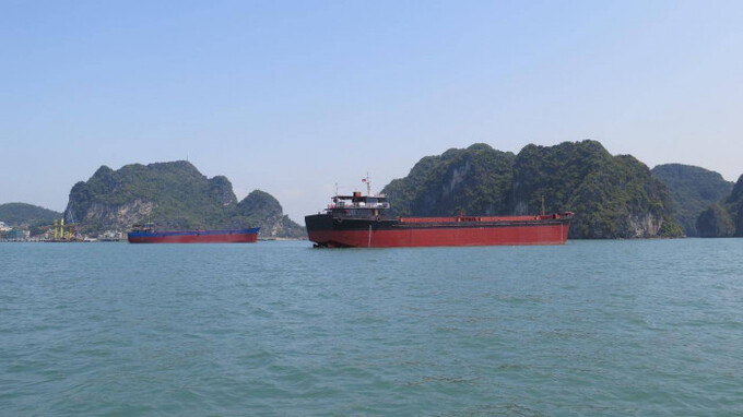 Tàu VR-SB chờ làm hàng tại vùng nước cảng biển Quảng Ninh (ảnh minh họa)