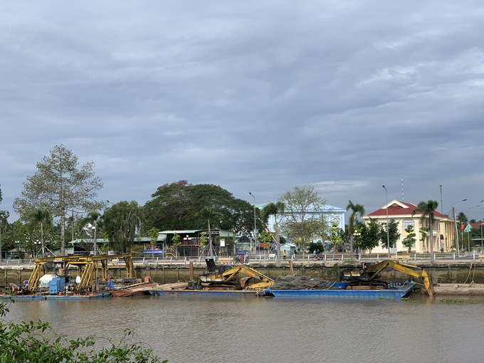 Các nhà thầu đang thi công tại khu vực kênh Chợ Gạo