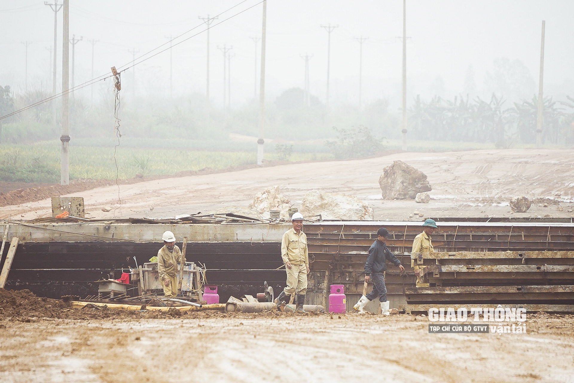 Một nhóm công nhân trên công trường thi công hầm Tam Điệp, cao tốc Mai Sơn - QL45