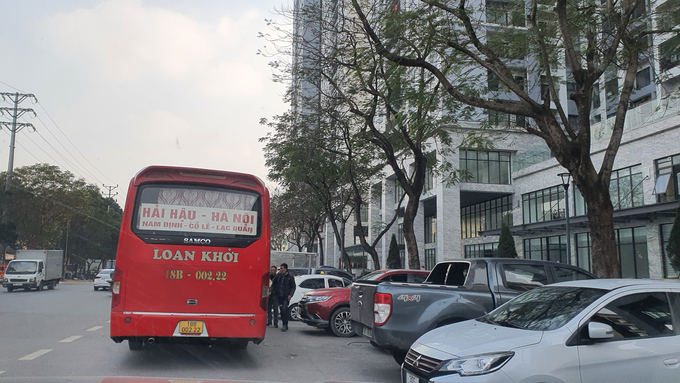 Xe khách lập bến cóc tại khu vực vườn hoa Trần Thủ Độ và trước sảnh toà nhà Phương Đông Green Park gây mất ATGT.