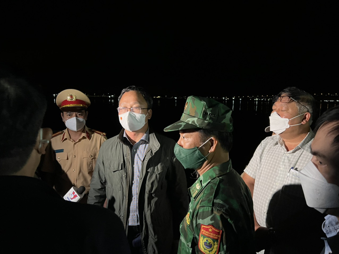 Ông Khuất Việt Hùng - Phó Chủ tịch chuyên trách Ủy ban ATGT Quốc gia  dẫn đầu đoàn công tác của Ủy ban tại hiện trường cứu nạn vụ TNGT  đường thủy tại Quảng Nam, ngày 26/02/2022