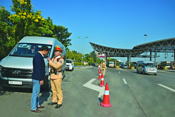 Lực lượng chức năng kiểm tra nồng độ cồn trên cao tốc Pháp Vân - Cầu Giẽ