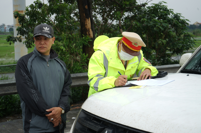 Lực lượng CSGT lập biên bản tài xế vi phạm trên cao tốc Pháp Vân - Cầu Giẽ, TP. Hà Nội