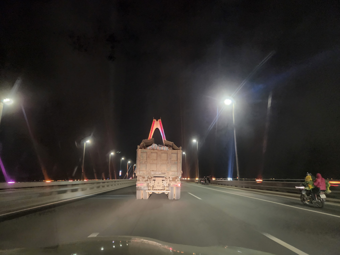 Buổi tối là thời điểm xe quá khổ, quá tải từ các hướng chạy qua cầu Nhật Tân rầm rộ nhất.