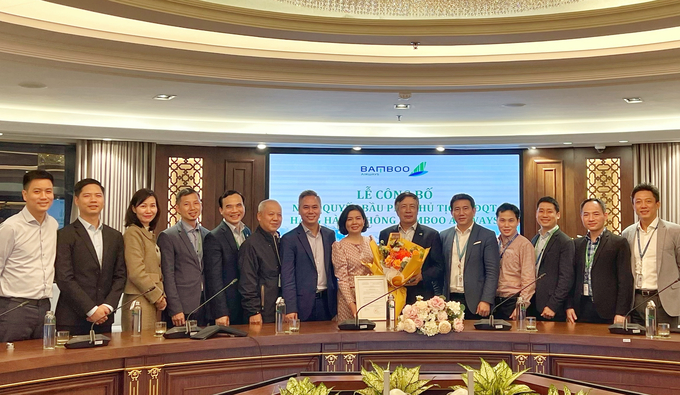 Ông Nguyễn Ngọc Trọng (đứng thứ 6 từ phải qua) được bổ nhiệm giữ chức vụ Phó chủ tịch HĐQT hãng hàng không Bamboo Airways