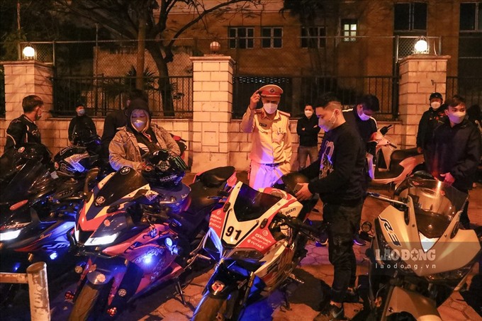 Nhóm thanh niên nẹt pô trên đường Võ Chí Công bị Công an TP Hà Nội tạm giữ xe (ảnh laodong.vn)